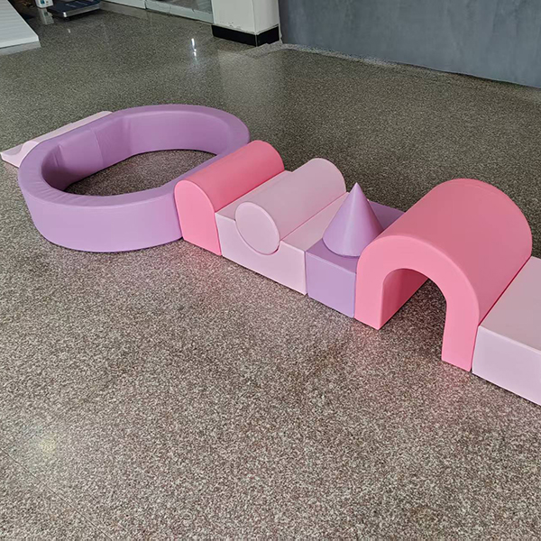 Rocking Horses et Blocs en mousse pour les garderies