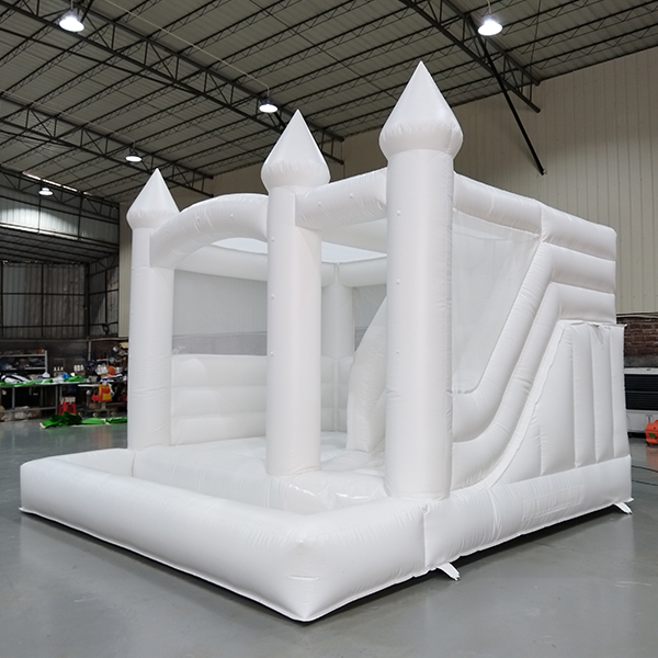 Castillo saltador inflable con temática de boda y ventanas de malla