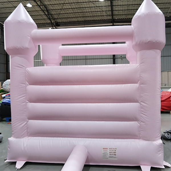 Klein roze springkasteel voor verjaardagsevenement voor peuters