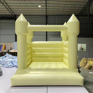 Castelo infl&aacute;vel amarelo claro com torres para crian&ccedil;as