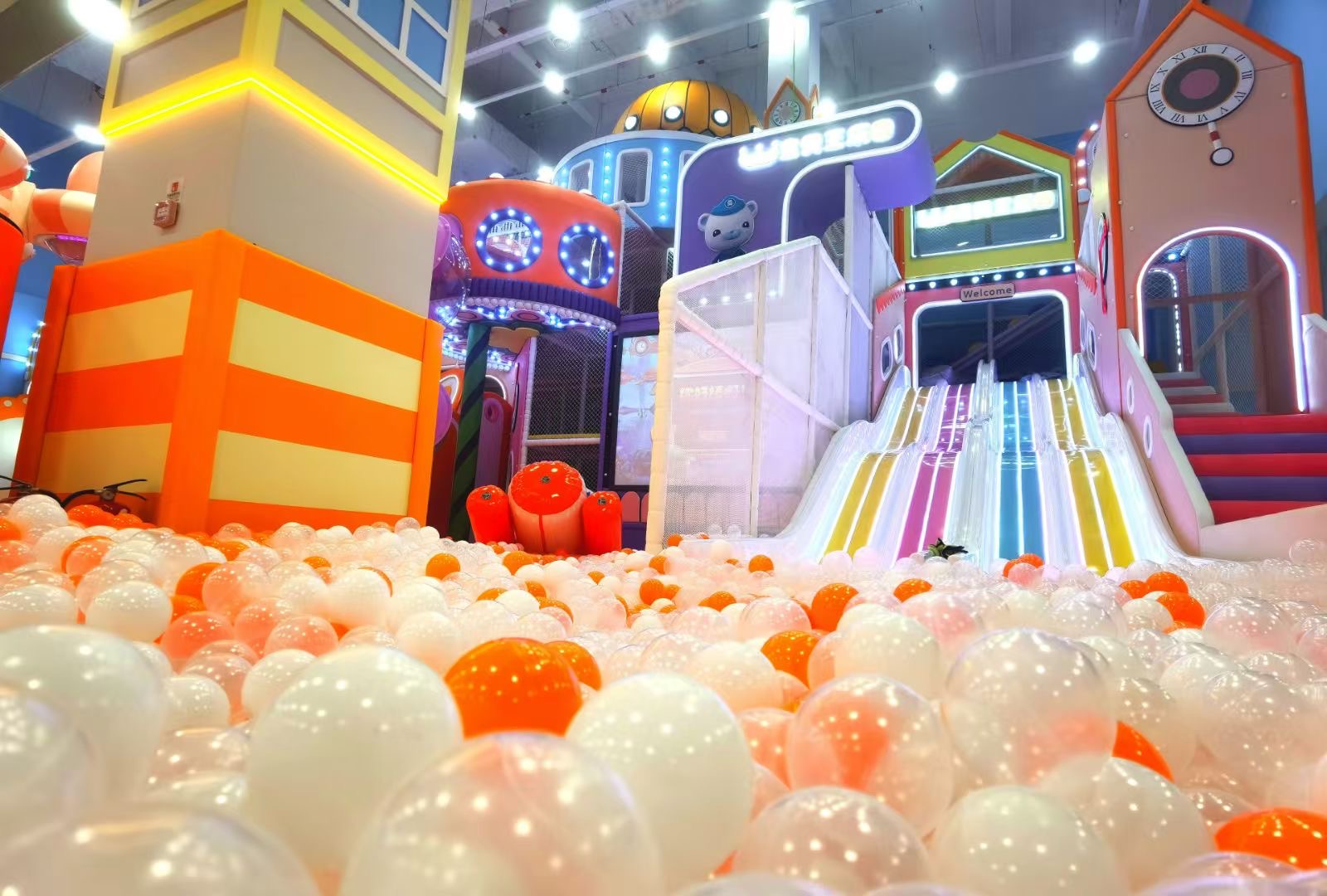 Indoor -Spielplatzeingang mit Cartoon -Slide