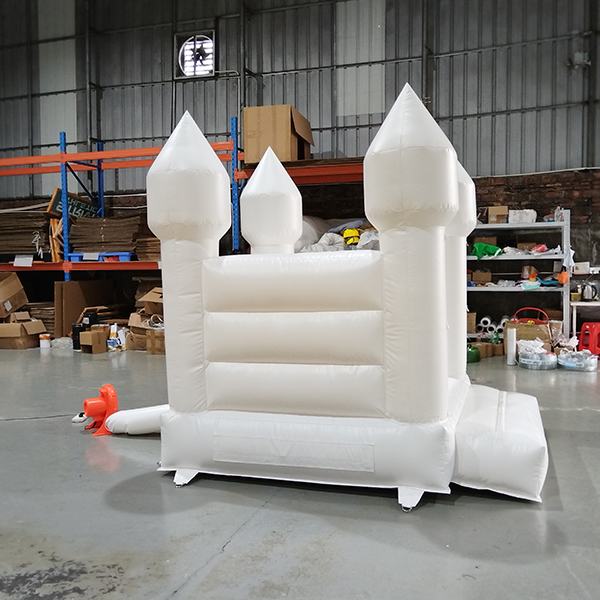 mini-casa-inflable-blanca-para-alquiler-de-eventos