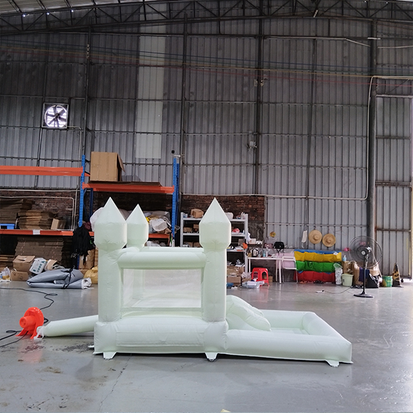 Blanc-inflatable-counde-broud-house-for-kids-partisan