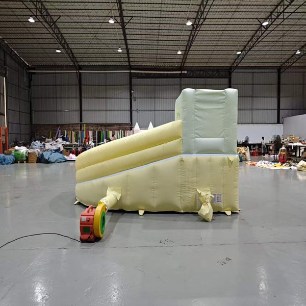 opblaasbare-speeltuin-pastel-soft-play-glijbaan-zijaanzicht-binnenspeeltuin-fabrikant