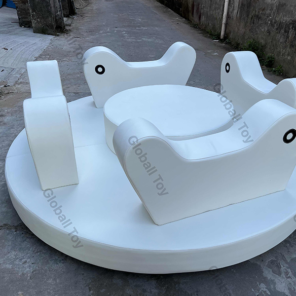 Carrousel de jeu doux à rotation intérieure pour les tout-petits en tout blanc