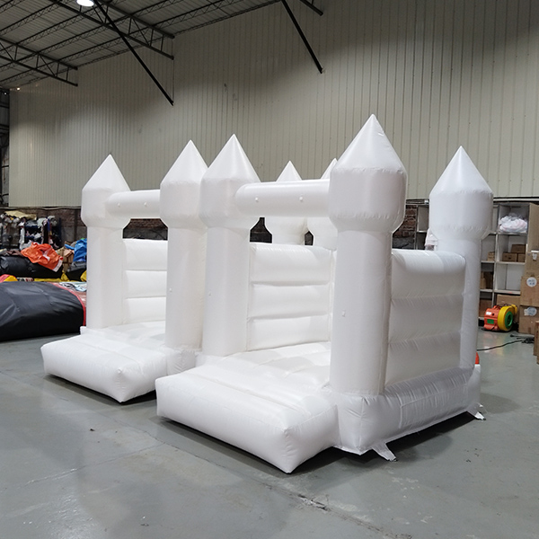 Mini gonflable Blanc Bounce House Compact Wedding Jumping Castle for Kids Backyard Birthday Events et Utilisation de la location en plein air