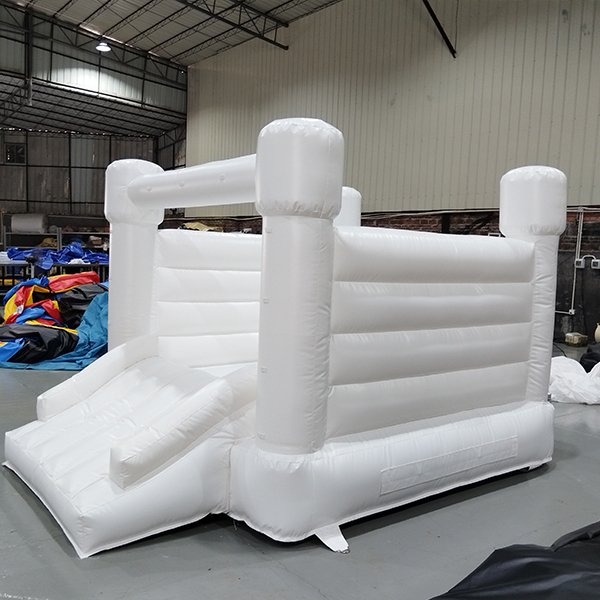 Durable inflatable jumping house with side slide for toddlers