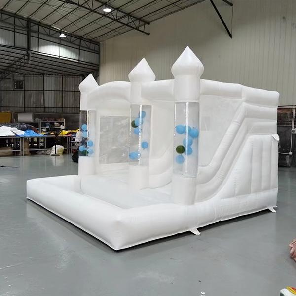 Château de mariage blanc sur les enfants commerciaux avec des piliers clairs