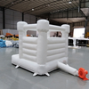 Biały nadmuchiwany sprzęt do leżaczka dla dziecka z motywem ślubnym