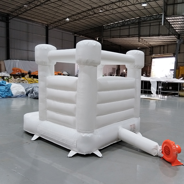 Biały nadmuchiwany sprzęt do leżaczka dla dziecka z motywem ślubnym