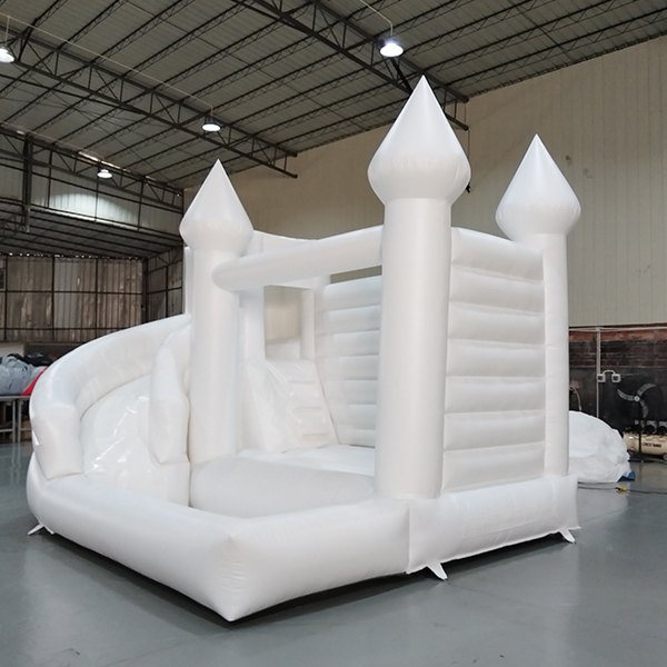 Combo château gonflable blanc avec toboggan incurvé pour les enfants