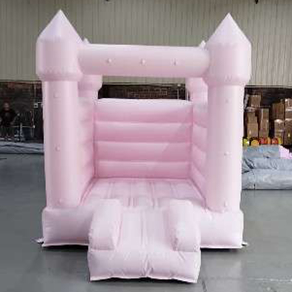 Vue latérale du château rose maison Bouncer pour les filles Utilisation de la fête avec le tube PVC montré