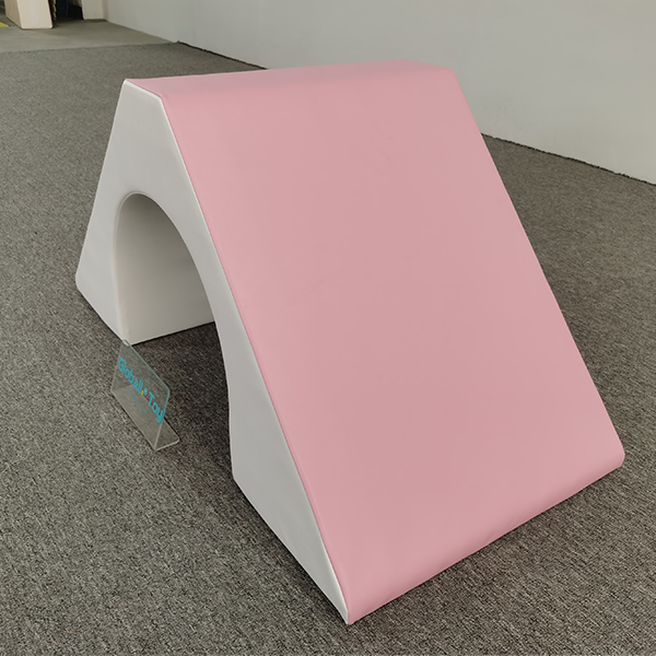 Tunnel de triangle d'escalade en mousse douce avec des poignées de nuage pour les tout-petits et les aires de jeux intérieures idéales pour l'équipement de développement moteur brut préscolaire