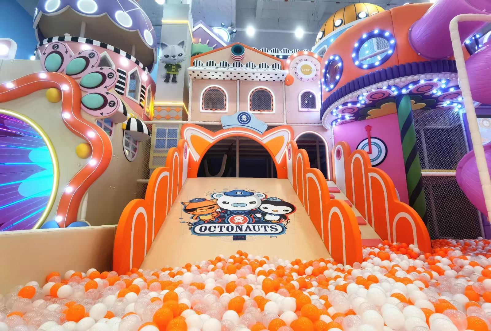 Innenplayplatz mit Weltraummotiven mit Tunnel und weicher Folie