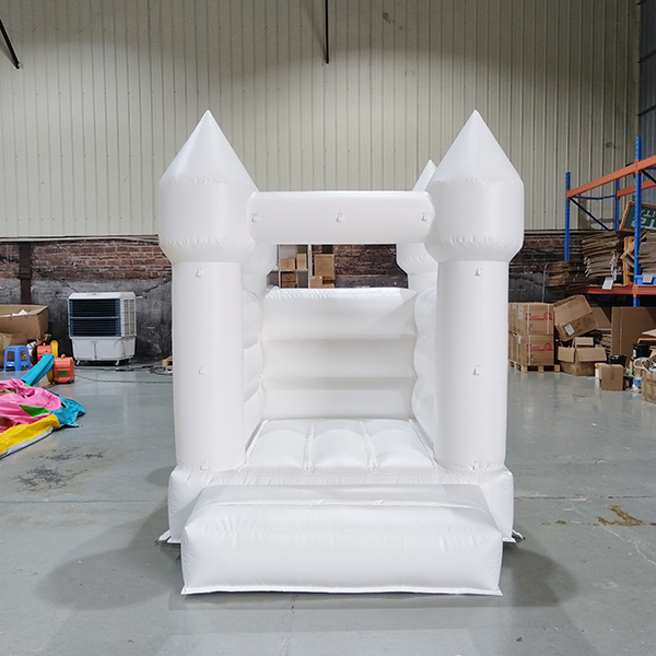 pequeña-casa-de-salto-castillo-hinchable-blanca