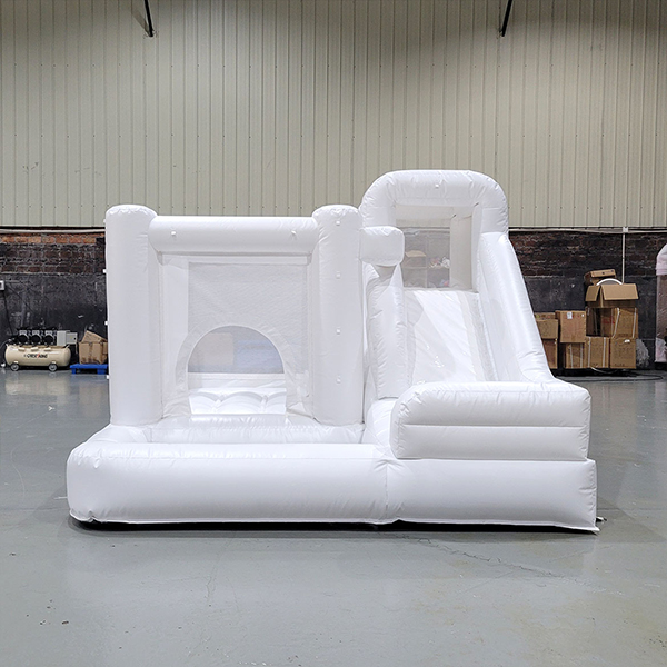 mini-casa-hinchable-blanca-con-tobogán