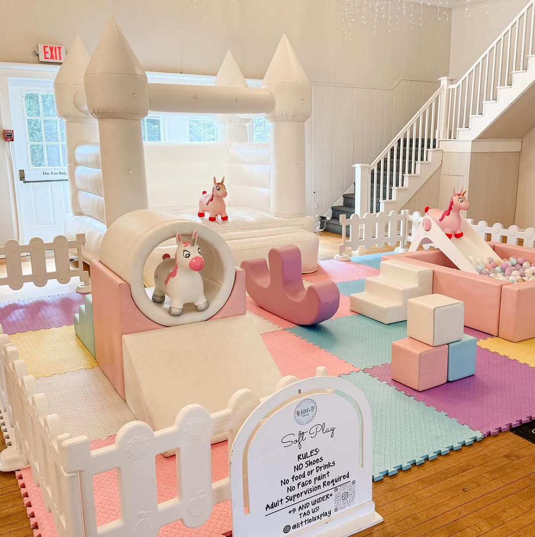 Juego suave con temática de unicornio, casa de rebote blanca, piscina de bolas y tobogán para fiesta infantil