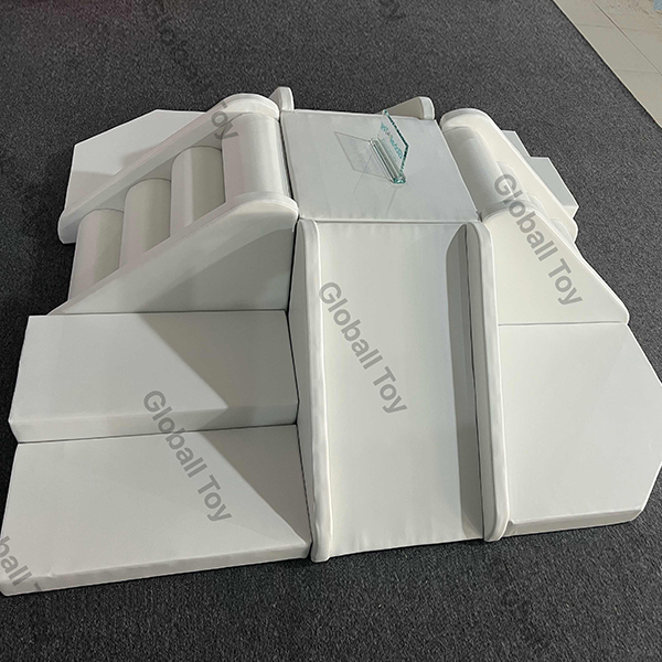 Set di diapositive piramidali di gioco morbido interno
