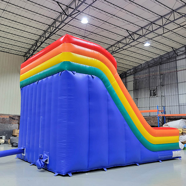 divertimento-in-giardino-scivolo-gonfiabile-con-scala-per-arrampicarsi