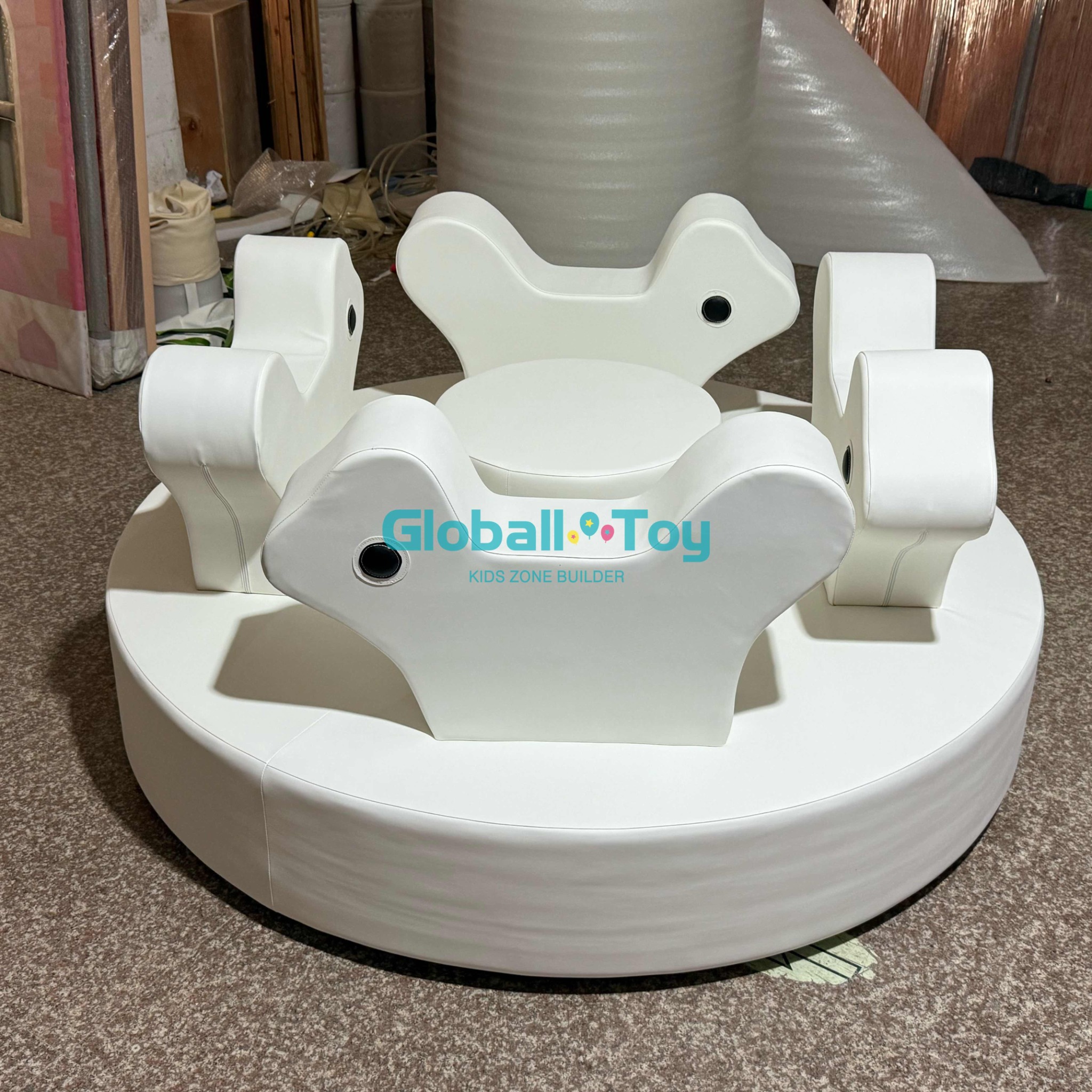 Carrusel comercial de juego suave con diseño de tiovivo para niños