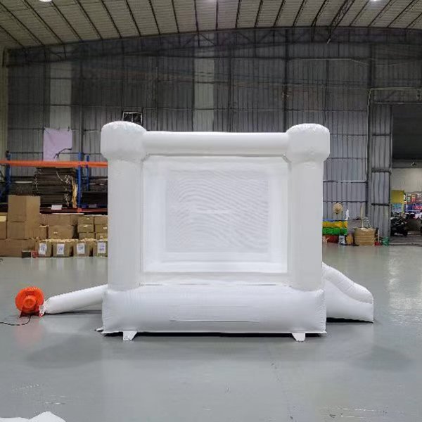 Château gonflable blanc avec panneaux en filet pour les fournisseurs de location de fêtes de mariage