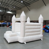 Grande maison de jeu gonflable blanche avec tourelles et souffleur d'air