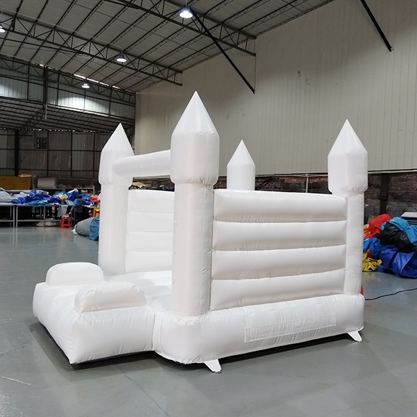 Grande maison de jeu gonflable blanche avec tourelles et souffleur d'air
