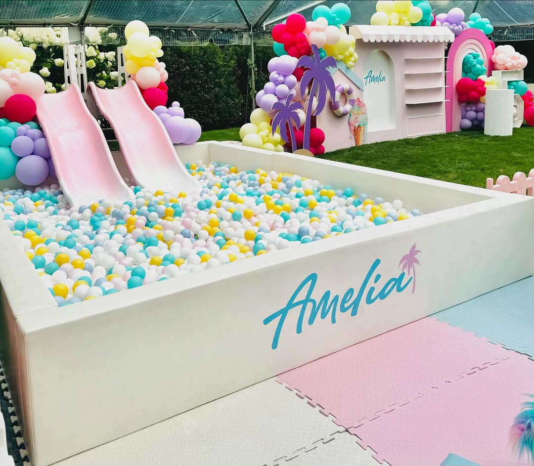 Großes weißes Bällebad mit Doppelrutsche in individueller Farbe und Größe
