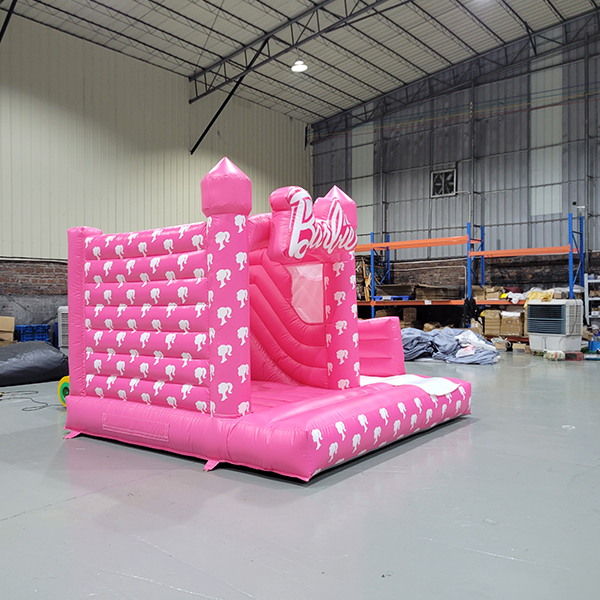 Maison de rebond rose durable avec imprimé Barbie pour les fêtes de l'arrière-cour