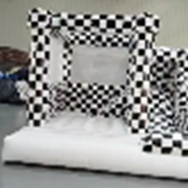 Opblaasbaar springkussen met glijbaan en gaaswanden voor verhuur