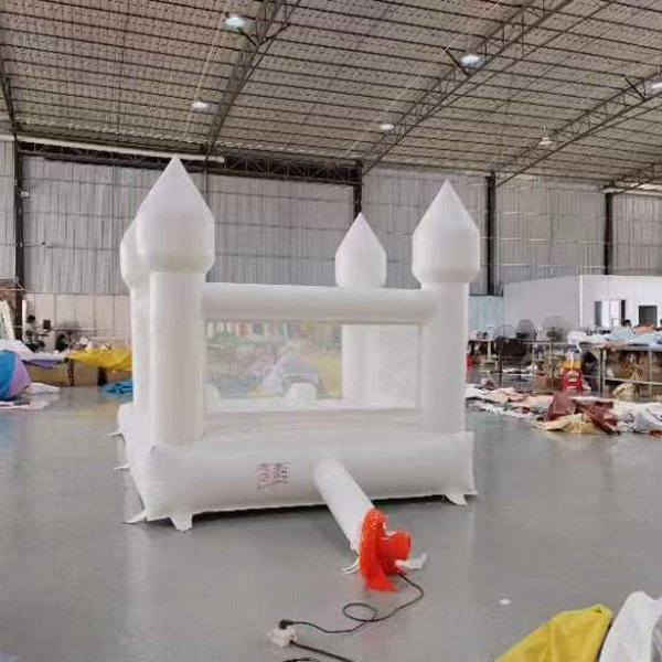 Castello rimbalzante bianco per bambini con design di diapositive di ingresso anteriore