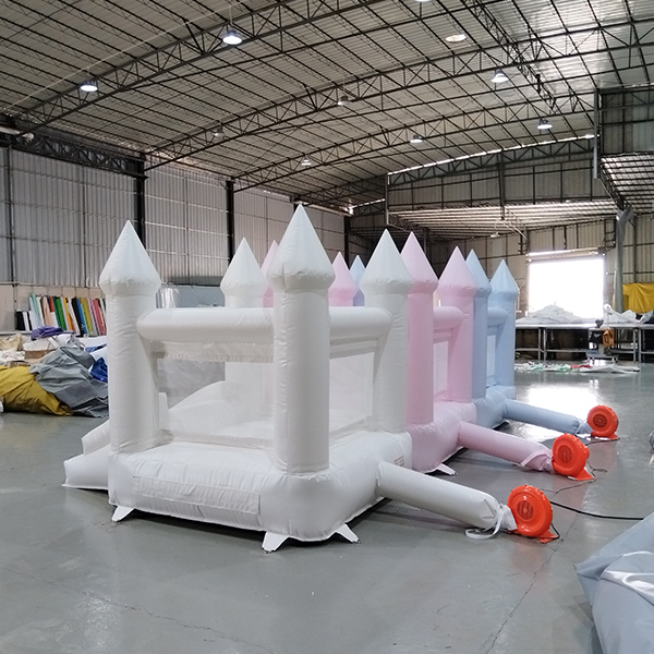 Maison de rebond blanc et bleu avec toboggan pour les enfants location