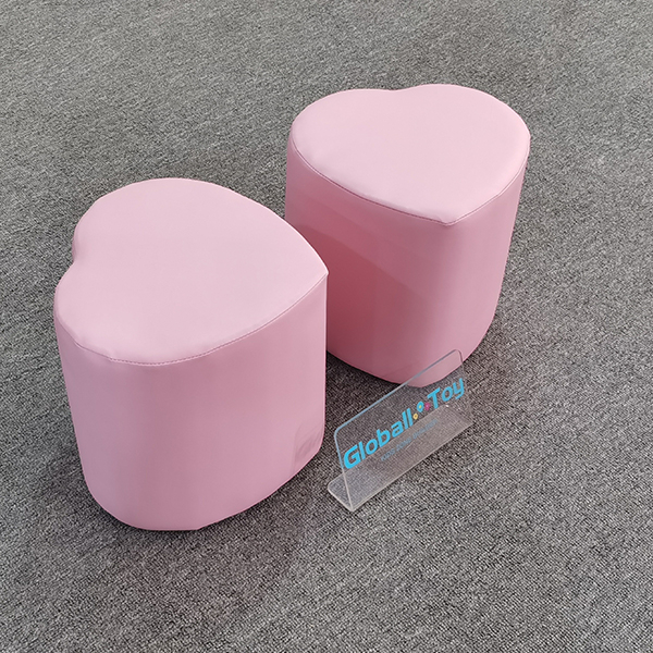 Vue d'angle des sièges de jeu doux rose en forme de cœur 