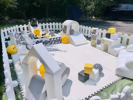 Smiley-thema zachte speelset met glijbaan en ballenbak Witte en gele zachte speeltoestellen voor kinderfeestjes_1182_886.jpg