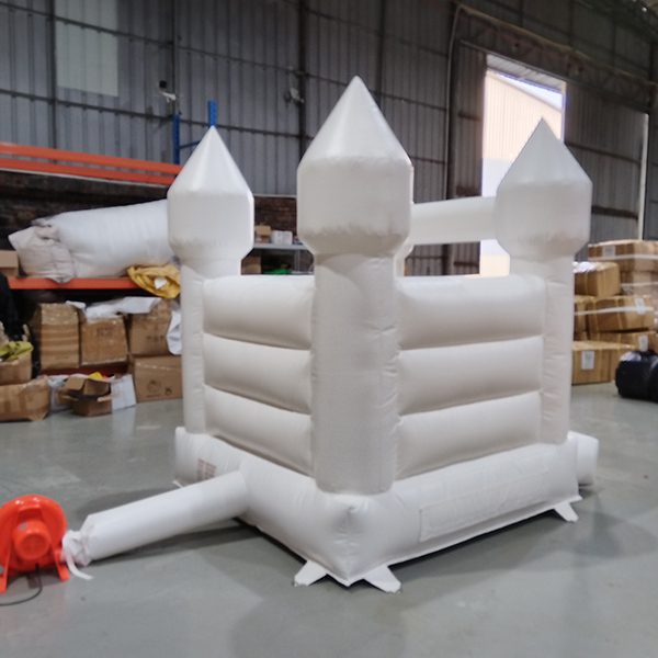 Mini gonflable Blanc Bounce House Compact Wedding Jumping Castle for Kids Backyard Birthday Events et Utilisation de la location en plein air