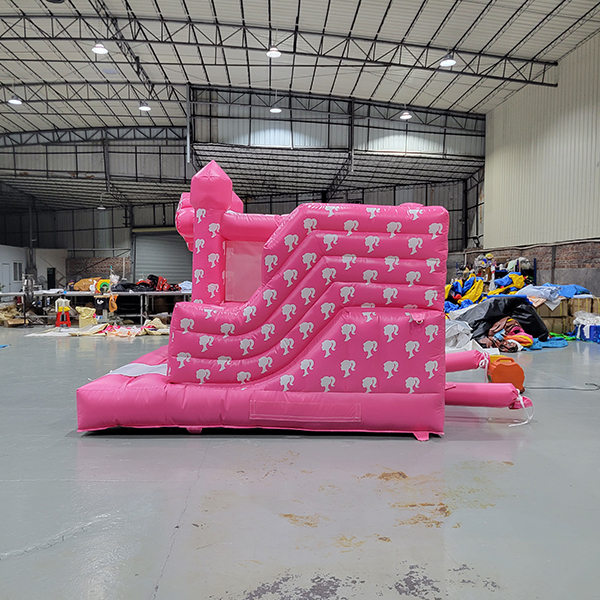 Vue latérale gauche de la glissière de château gonflable gonflable rose Barbie Bouncy