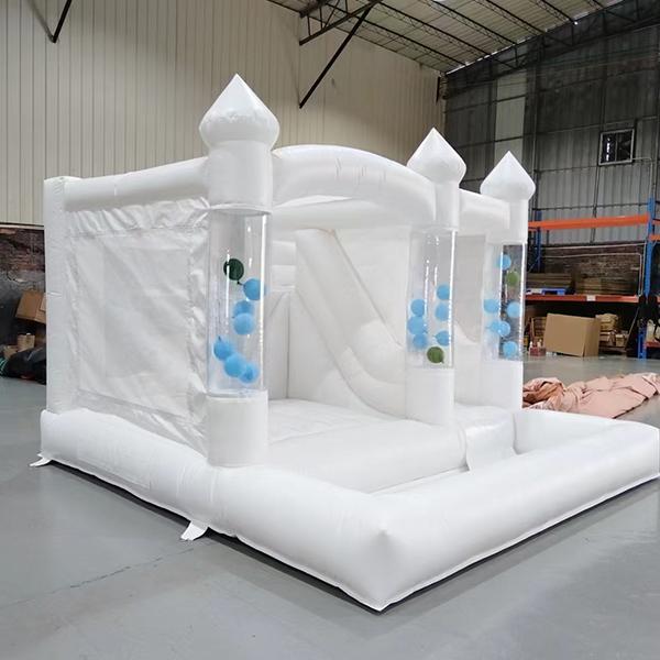 Caveur gonflable de la fête des tout-petits avec des colonnes transparentes de diapositives
