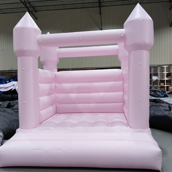 Roze opblaasbaar springkasteel voor kinderen binnen en buiten spelen