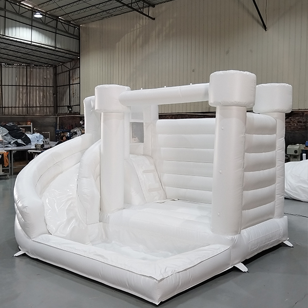 Bounce house combo set avec une diapositive gonflable blanche