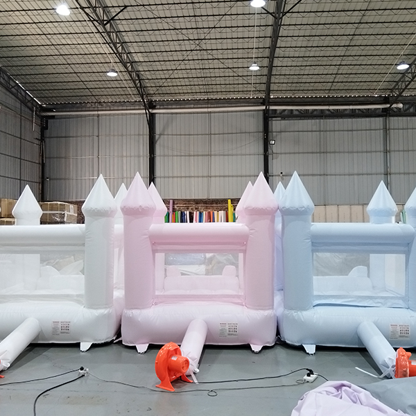 maison de rebond gonflable rose pastel avec glissement pour les enfants fête