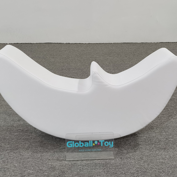 White Soft Play Crescent Rocker do wypożyczalni maluchów