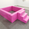 Ensemble de fosse à balle rose doux avec des escaliers d'escalade Utilisation de la location