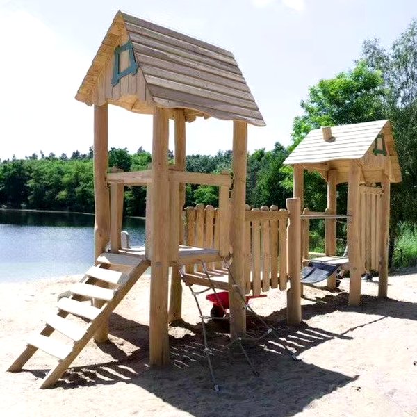 Tour de jeux en bois en bois avec pont de corde et échelle d'escalade, idéal pour les parcs et les aires de jeux de la maternelle
