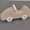 Jouet de rocker de voiture souple beige pour les tout-petits