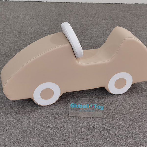 Jouet de rocker de voiture souple beige pour les tout-petits