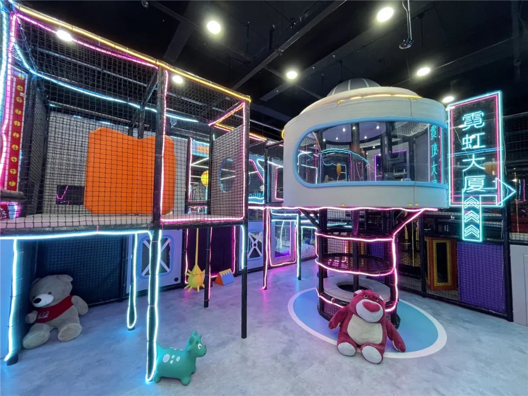 Futuristischer Indoor-Spielplatz mit Neonlichtern und Kletterstrukturen. Kommerzieller Kinderspielplatz