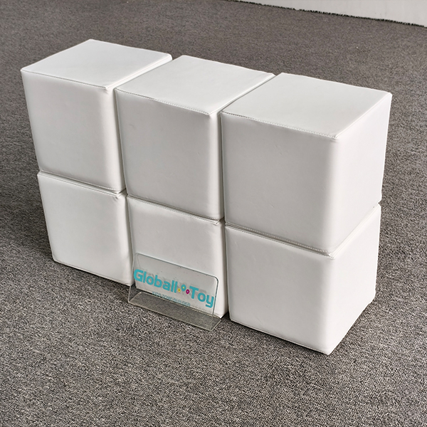 Bloques blancos de cubos suaves para el juego de niños en interiores