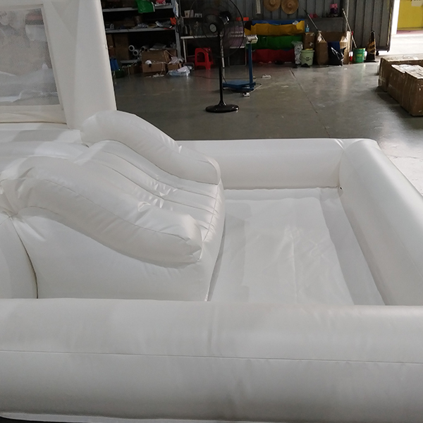 bruiloft-wit-vloed van inflatable-castle-bouncer-met-slij