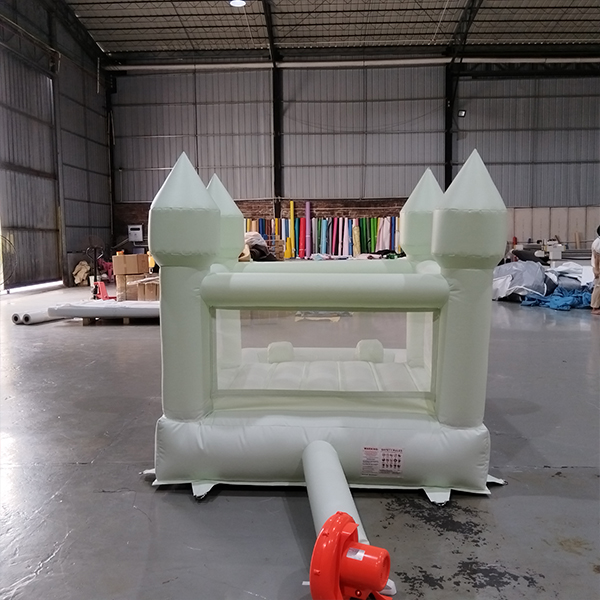 penjaga-kastil-tiup-putih-untuk-penyewaan-acara