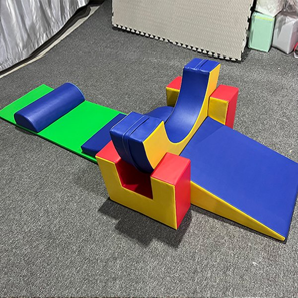 Distributeur de blocs d'activités colorés de jeu doux